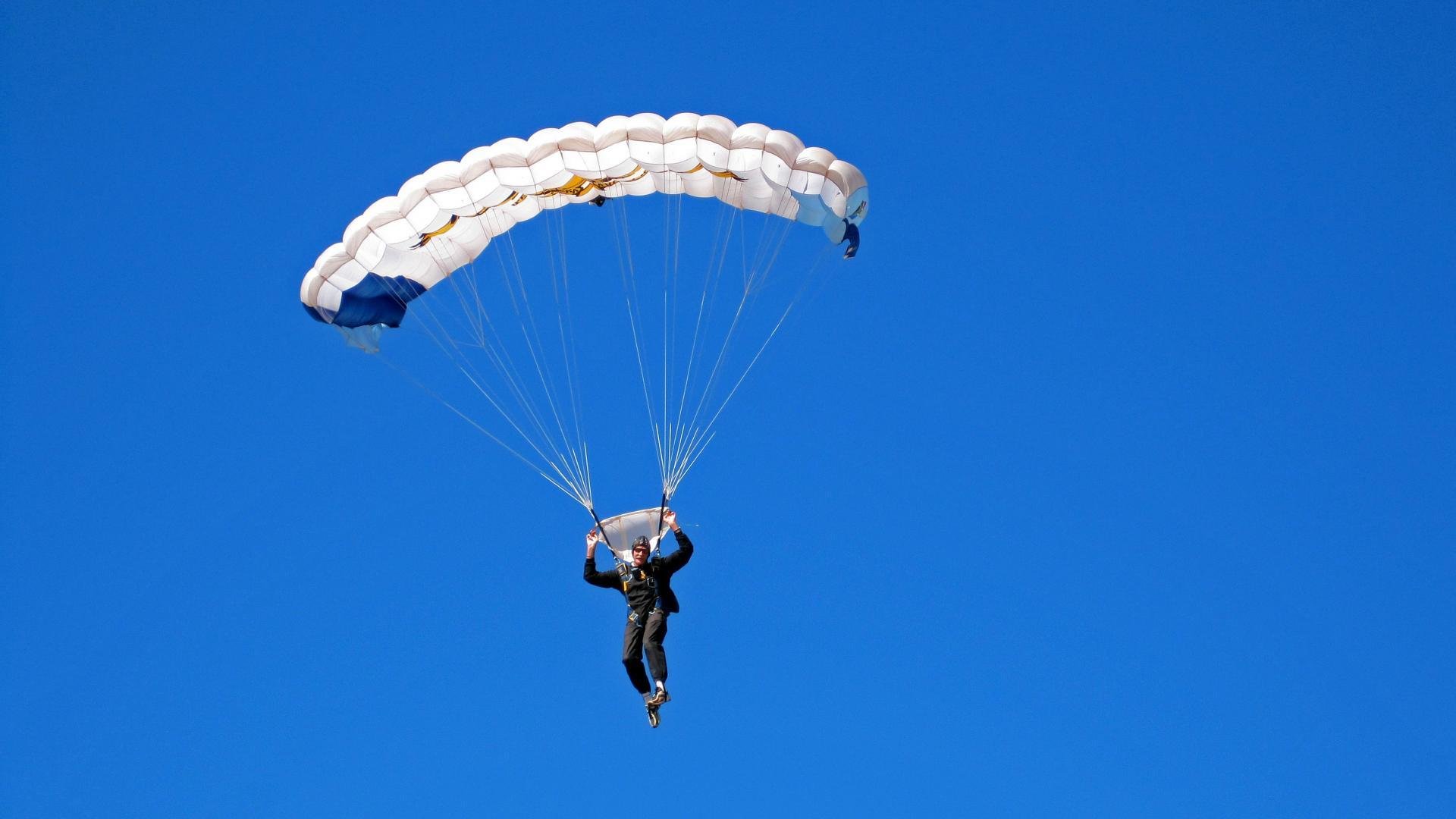球队教练在赛后坚持鼓励年轻球员承担更多责任,球队教练的职责主要是